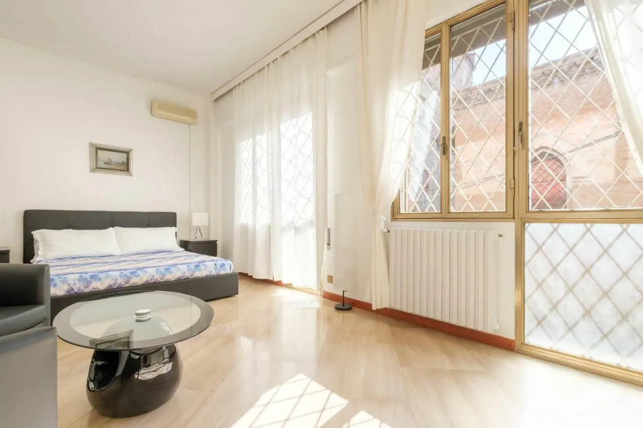 בולוניה Cristina Rossi Bed&Breakfast 3*,  איטליה